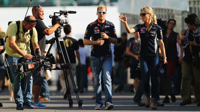 Ο Sebastian Vettel, παρά τις 4 συνεχόμενες νίκες του, αρνήθηκε ότι ακολουθεί τα χνάρια του Michael Schumacher, ο οποίος πραγματοποιούσε τις ίδιες̷