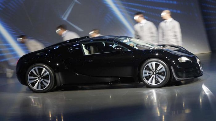 H εικονιζόμενη Veyron Grand Sport Vitesse Jean Bugatti έφτασε τα 1.200 «άλογα» και τα 1.500 Nm ροπής από το 8λιτρο τετράκις υπερτροφοδοτούμενο μοτέρ.