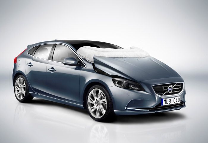 Το Volvo V40 εφοδιάζεται και με αερόσακους για τους πεζούς, κάτι για το οποίο επιβραβεύτηκε από τον EuroNCAP.