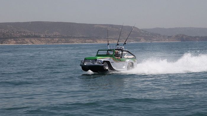Όταν το WaterCar Panther «πέφτει στο νερό», υποχωρούν οι τροχοί μέσα σε 15 δλ. περίπου κι ο κινητήρας λειτουργεί ως εξωλέμβια μηχανή, που του επιτρέπε