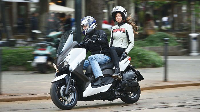 Το νέο Yamaha X-Max 400 αποτελεί το συνδετικό κρίκο ανάμεσα στο X-Max 250 και στο Tmax 530.
