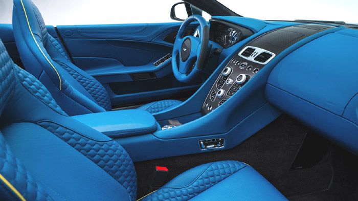 To εντυπωσιακό εσωτερικό της Vanquish Volante δεν διαφέρει από αυτό της Vanquish, με μόνη διαφορά τους διακόπτες της οροφής.