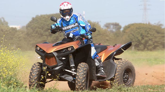 Στις στροφές, το σώμα του αναβάτη πρέπει να γέρνει προς το εσωτερικό της στροφής, ώστε να αποφευχθεί η πιθανότητα ανατροπής.