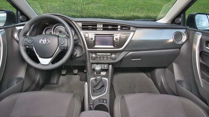 Στο εσωτερικό του, το Toyota Auris έχει πολύ ποιοτικά υλικά, με κορυφαίο φινίρισμα και συναρμογή, ενώ η σχεδίαση είναι λιτή, γεμάτη ακμές.