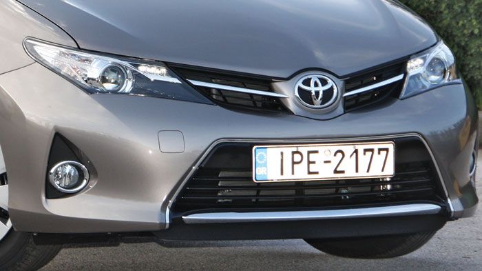 Πολύ δυναμικό είναι και το Toyota Auris με τα λεπτά φανάρια μπροστά τα οποία ενώνονται με τη μάσκα δημιουργώντας ένα ενιαίο σύνολο.
