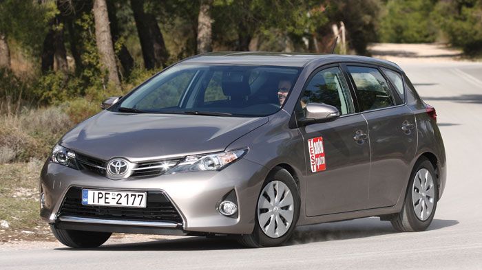 Το Auris είναι άνετο και ευθύβολο στον ανοιχτό δρόμο, ουδέτερο υπό πίεση, έχει χαμηλό κέντρο βάρους και εξαιρετικά φρένα.
