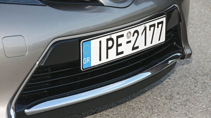 Η μπροστινή  εισαγωγή αέρα είναι μεγάλη και η Toyota ονομάζει το μοτίβο «under priority».