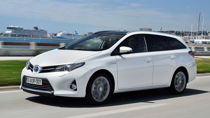 Το νέο Toyota Auris Touring Sports ακολουθεί τις κύριες σχεδιαστικές φόρμες της νεότερης γενιάς του Auris, σε ένα αισθητικό αποτέλεσμα , το οποίο δείχ