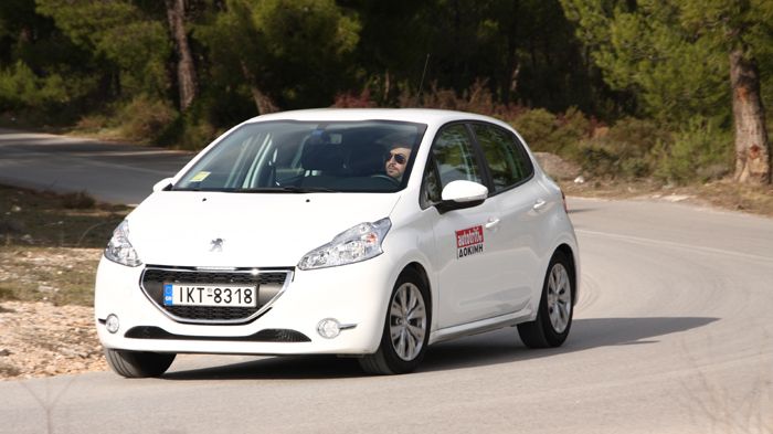 Το Peugeot 208 διαθέτει την πλέον μοντέρνα και νεανική σχεδίαση, με όμορφα φωτιστικά, πολλές καμπύλες και χρωμιωμένα τμήματα.