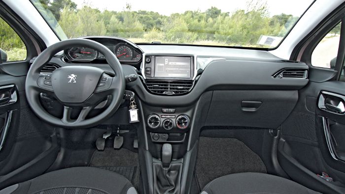 Η σχεδίαση στο εσωτερικό του Peugeot 208 είναι μοντέρνα και νεανική. Διακρίνεται φυσικά, η άρχουσα οθόνη αφής της κεντρικής κονσόλας.