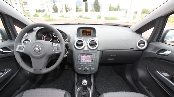 Το εσωτερικό του Corsa επιβαρύνεται από το γεγονός ότι, η σχεδιαστική μελέτη του έγινε με δεδομένα άλλων εποχών.