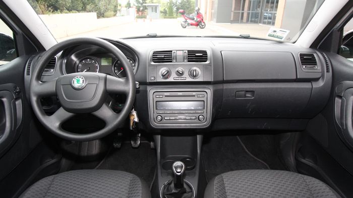Το εσωτερικό της Skoda Fabia είναι συντηρητικό σχεδιαστικά, αλλά εργονομικό και γεροδεμένο.