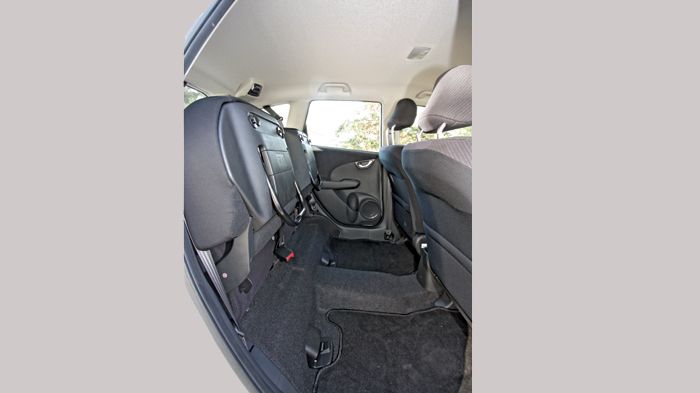 Οι βάσεις των Magic Seats του Honda Jazz ανασηκώνονται κατά 90 μοίρες και «κλειδώνουν» στις πλάτες, δημιουργώντας έτσι ένα δεύτερο χώρο αποσκευών.