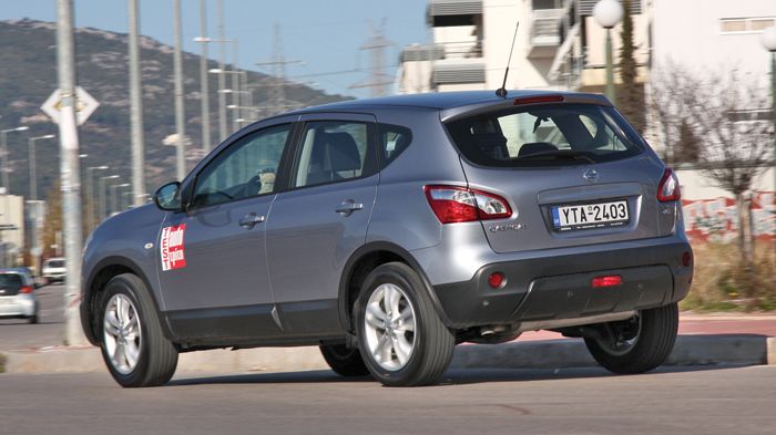 Το Qashqai σαν πιο υψηλό και με μεγαλύτερες διαδρομές στην ανάρτηση γέρνει παραπάνω, αλλά είναι πιο άνετο και μπορεί να κινηθεί με ευκολία στο χώμα.