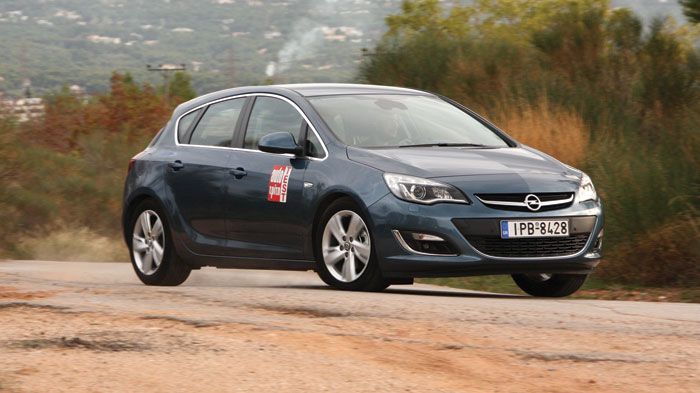 Η οδική του συμπεριφορά του Opel Astra, κοντά στο όριο είναι ασφαλής και ουδέτερη, μιας και στρίβει με περιορισμένες κλίσεις και όταν πιεστεί θα υποστ