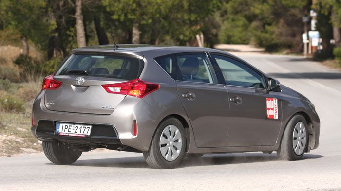 Στο δρόμο το νέο Auris είναι άνετο, με καλή ποιότητα κύλισης και φιλτράρισμα των ανωμαλιών. 
Το χαμηλό κέντρο βάρους το βοηθάει στις στροφές.