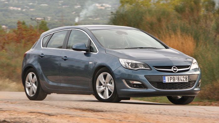 Η οδική του συμπεριφορά του Opel Astra, κοντά στο όριο είναι ασφαλής και ουδέτερη, μιας και στρίβει με περιορισμένες κλίσεις και όταν πιεστεί θα υποστ