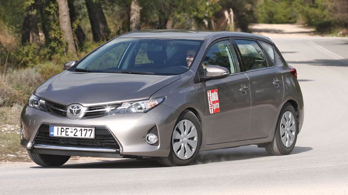 Στο δρόμο το νέο Auris είναι άνετο, με καλή ποιότητα κύλισης και φιλτράρισμα των ανωμαλιών. Το χαμηλό κέντρο βάρους το βοηθάει στις στροφές.