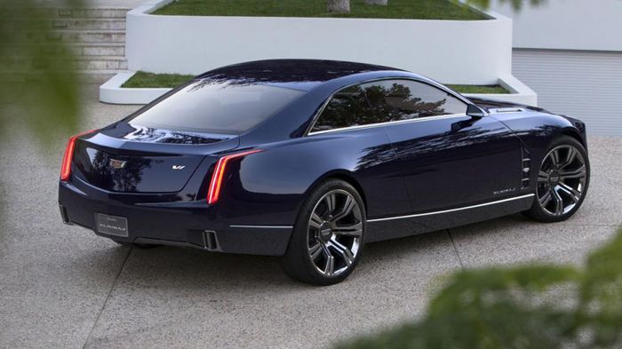 Κάτω από το καπό της Cadillac θα συναντήσουμε έναν διπλά υπερτροφοδοτούμενο 4,5 λτ V8 κινητήρα, ο οποίος αποδίδει 500 ίππους και 678 Nm ροπής.