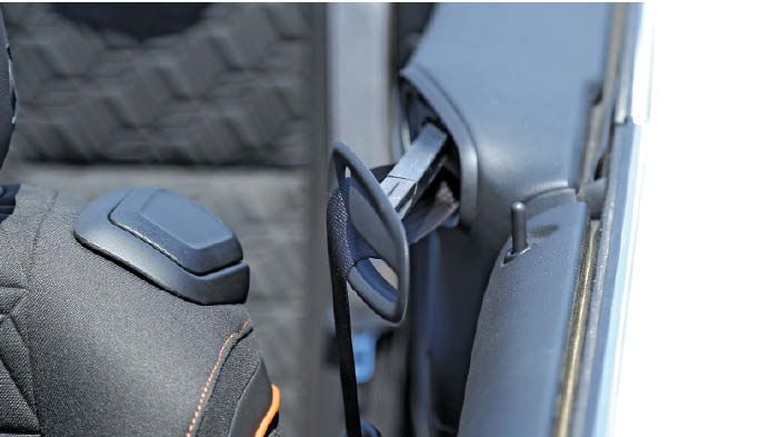 Πολύ πρακτικός ο αυτόματος μηχανισμός που φέρνει τη ζώνη ασφαλείας μπροστά.
