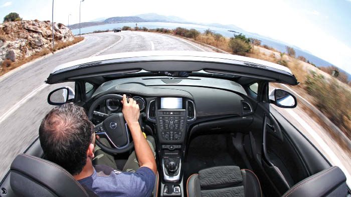 Σύννομη με τη σύγχρονη σχεδιαστική γλώσσα της 
Opel, η καμπίνα του Cascada. Η κεντρική κονσόλα ξεχωρίζει αλλά και προβληματίζει με τα πολλά κουμπιά τ