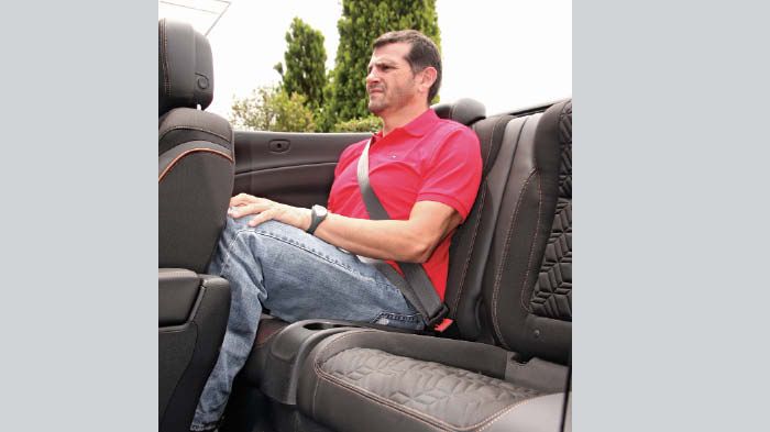 Μόνο δύο κάθονται στο πίσω κάθισμα του Cascada, αλλά έχουν αρκετό χώρο.