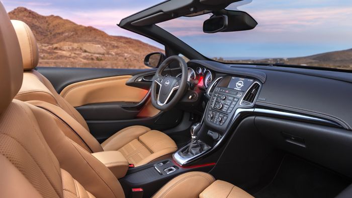 Σύννομη με τη σύγχρονη σχεδιαστική γλώσσα της Opel, η καμπίνα του Cascada. Η κεντρική κονσόλα ξεχωρίζει αλλά και προβληματίζει με τα πολλά κουμπιά της