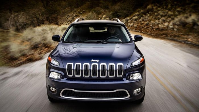 Ξεχωρίζουμε λοιπόν τα μακρόστενα μικρών διαστάσεων εμπρόσθια φωτιστικά, που πλαισιώνουν την τονισμένη μάσκα της Jeep με τις 7 κάθετες γραμμές.