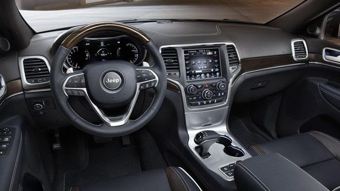 Ανανεωμένο είναι και το εσωτερικό του αυτοκινήτου, με ολοκαίνουριο τιμόνι, πίνακα οργάνων και διάταξη των κουμπιών στην κονσόλα.