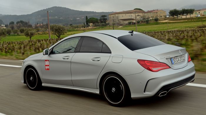 Το προσθιοκίνητο πλαίσιο προέρχεται από τη Mercedes A-Class, όπως και η ανάρτηση. Η τελευταία μπορεί να παραγγελθεί και σε Sport έκδοση.