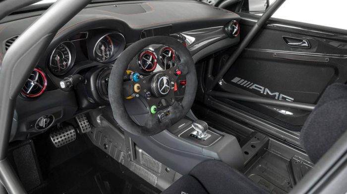 Tο εσωτερικό του έχει «απεκδυθεί» για χάρη της μείωσης του βάρους και των καλύτερων επιδόσεων.