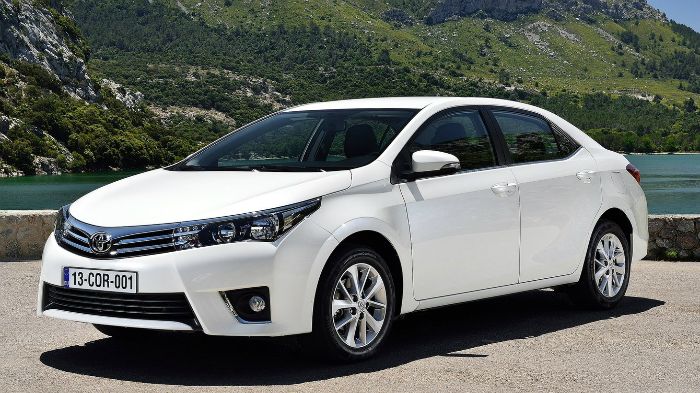 Χαρακτηριστικά εμπρός φώτα με LED ημέρας, που δίνουν ένα πολύ δυναμικό πρόσωπο στη νέα Corolla. 