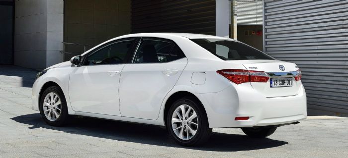 Το εντυπωσιακό πίσω μέρος της Corolla έλκει την προσοχή για τον αεροδυναμικό σχεδιασμό του. 