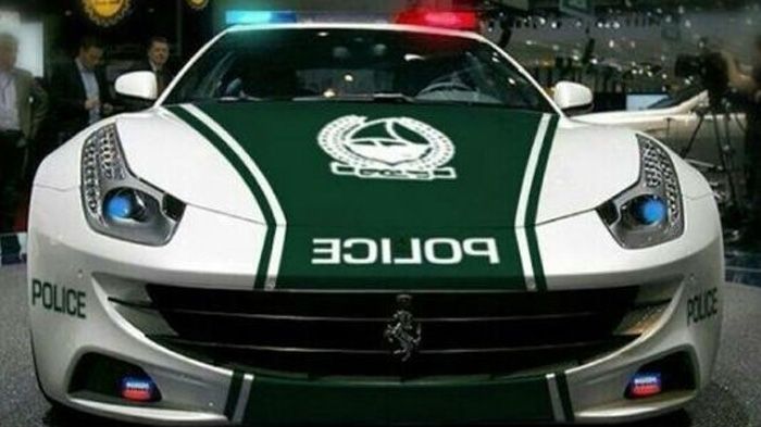 Η αστυνομία του Dubai προτιμά τα ιταλικά αυτοκίνητα, αφού μετά τη Lamborghini αγοράζει τώρα και μια Ferrari FF.
