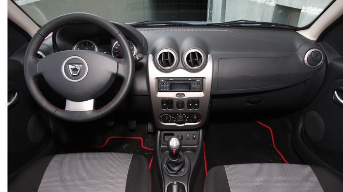 Καμιά ουσιαστική αλλαγή δεν έχει το εσωτερικό του ανανεωμένου Duster, με αποτέλεσμα να παραμένει απλό σε σχεδίαση, κάπως μουντό χρωματικά και με μέτρι