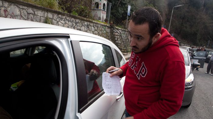 Η απόδειξη πληρωμής και το εκτυπωμένο ειδοποιητήριο θα πρέπει να βρίσκονται πάντα μέσα στο αυτοκίνητο, σε περίπτωση που ζητηθούν κατά τη διάρκεια ελέγ