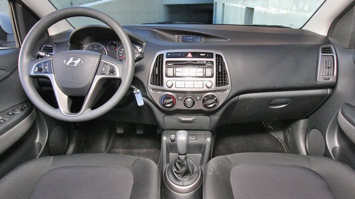 Το Hyundai i20 διαθέτει το πιο λιτό συγκριτικά εσωτερικό. Η ποιότητα κατασκευής και των υλικών ωστόσο είναι καλή, ενώ ο οδηγός δεν θα αντιμετωπίσει κα