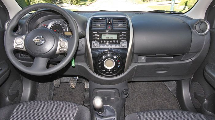 Το εσωτερικό του Nissan Micra διαθέτει σκληρά πλαστικά με καλή συναρμογή. Το έξτρα ντουλαπάκι από τη μεριά δίνει επιπλέον πόντους στην εργονομία.