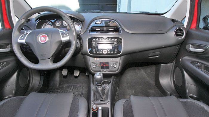 Το Fiat Punto διαθέτει μοντέρνο εσωτερικό. Η ποιότητα των υλικών είναι καλή, το ίδιο και η συναρμογή, ενώ η διχρωμία στο ταμπλό (έξτρα εξοπλισμός) θα 