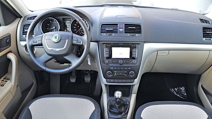 Πολύ καλή συνολικά εικόνα εμφανίζει ο θάλαμος επιβατών του Yeti, o οποίος σχεδιαστικά είναι σύγχρονος και πιο «ανάλαφρος» έναντι π.χ. της Fabia ή της 