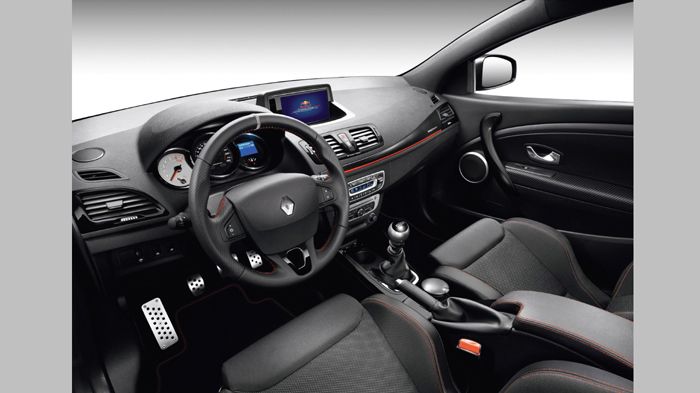 Στο εσωτερικό του συλλεκτικό Megane RS υπάρχει το γνώριμο αγωνιστικό σαλόνι της Recaro, με λογότυπα της Red Bull Racing.