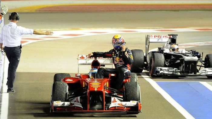Το... Auto Stop του Mark Webber οδήγησε τους αγωνοδίκες να επιπλήξουν τον Alonso και τον Αυστραλό, με τον τελευταίο να δεχτεί τελικά μια ποινή 10 θέσε