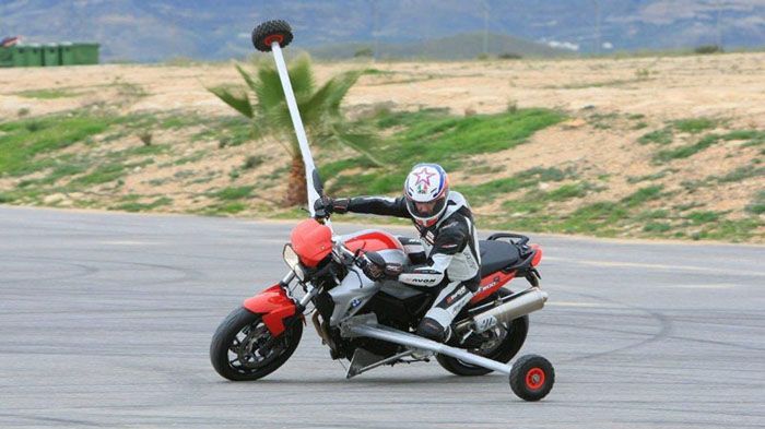 Η Focused Events μετέτρεψε ένα BMW F 800 R στη μοτοσικλέτα της φωτογραφίας, η οποία δεν πέφτει και εκπαιδεύει τους αναβάτες, προκειμένου να στρίβουν σ