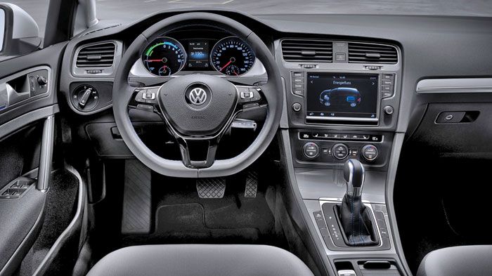 Γνώριμη η εικόνα στο εσωτερικό του VW e-Golf, με τον πίνακα οργάνων να διαφοροποιεί την αισθητική του, σε σχέση με αυτόν των συμβατικών Golf.