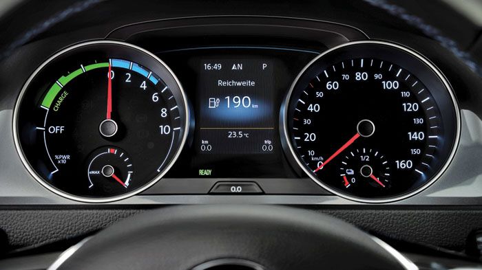 Γνώριμη η εικόνα στο εσωτερικό του VW e-Golf, με τον πίνακα οργάνων να διαφοροποιεί την αισθητική του, σε σχέση με αυτόν των συμβατικών Golf.