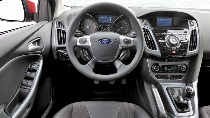 Στο Ford Focus electric το εσωτερικό δανείζεται από τα υπόλοιπα μοντέλα της γκάμας και αλλάζει με πιο εντυπωσιακά γραφικά ο πίνακας οργάνων.
