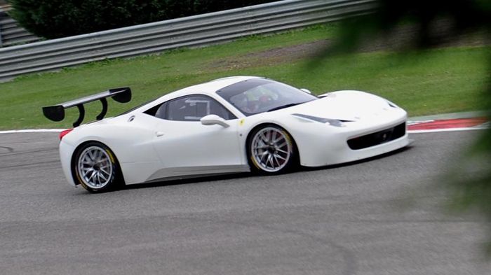 Μια teaser εικόνα της Ferrari 458 Challenge Evoluzione δείχνει το αγωνιστικό μοντέλο να… κόβει βόλτες στο Mugello.
