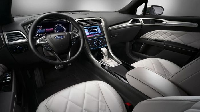 Στο εσωτερικό το πρωτότυπο Ford Mondeo Vignale διαθέτει μια αριστοκρατική εμφάνιση με καπιτονέ δέρμα στα καθίσματα και στις επενδύσεις των θυρών, δέρμ