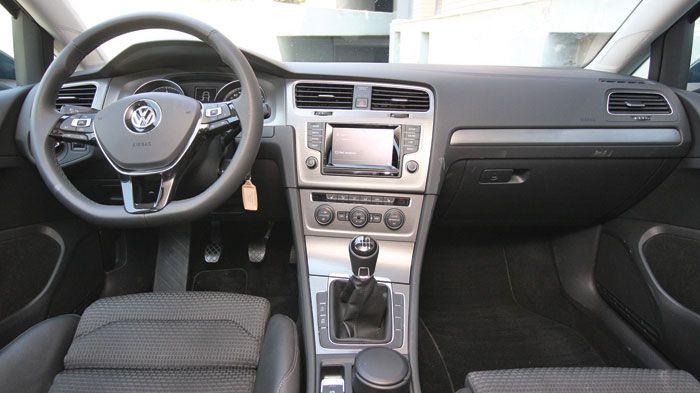 Καμία διαφορά στο ποιοτικό και πλούσια εξοπλισμένο εσωτερικό. Στη βάση της κεντρικής κονσόλας μόνο, υπάρχει η ένδειξη 4MOTION.