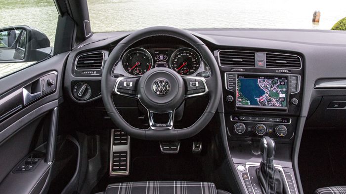 Στο εσωτερικό, οι διαφορές με το GTI εντοπίζονται στα σχετικά λογότυπα (τιμόνι και μάρσπε) και στην απόχρωση της ταπετσαρίας με το all time classic κα